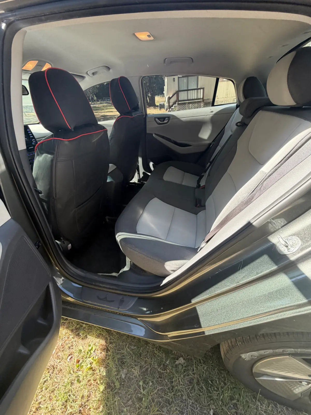 2020 Hyundia Ioniq photo 3